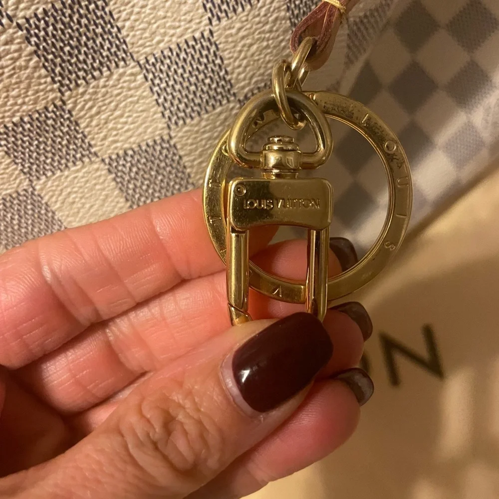 Louis Vuitton Artsy MM bag. Barely used!! - Picture 12 of 17